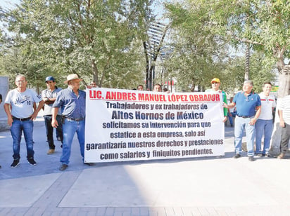 Extrabajadores y trabajadores de AHMSA se manifiestan en la plaza