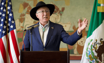 Ken Salazar celebra regreso de México a categoría 1 en seguridad aérea