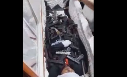 VIDEO: Armado para el otro mundo: Dolientes colocan armas y fusiles en velorio en Ecuador