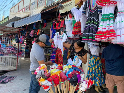 Por las 'nubes' precios de vestimenta de niños para festejar la Independencia 