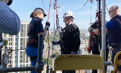 Hombre de 102 años rompe récord al descender a rappel de un edificio en Reino Unido