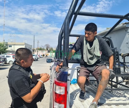 Policía detiene a dos lavacoches por drogarse en la vía pública