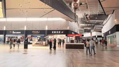 Clientes se quejan por cucarachas en elotes del mall Paseo Monclova 