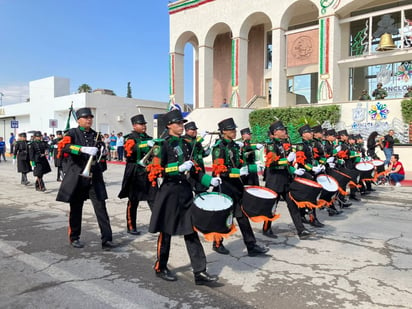 Casi 2 mil alumnos participaron en desfile del 16 de septiembre en Monclova