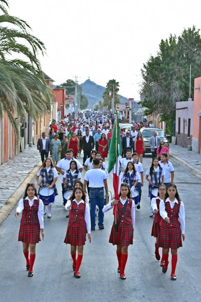 Cuatro Ciénegas vive desfile patriótico