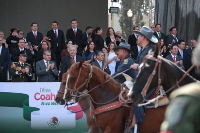 Preside MARS el tradicional desfile por el inicio de la independencia nacional 