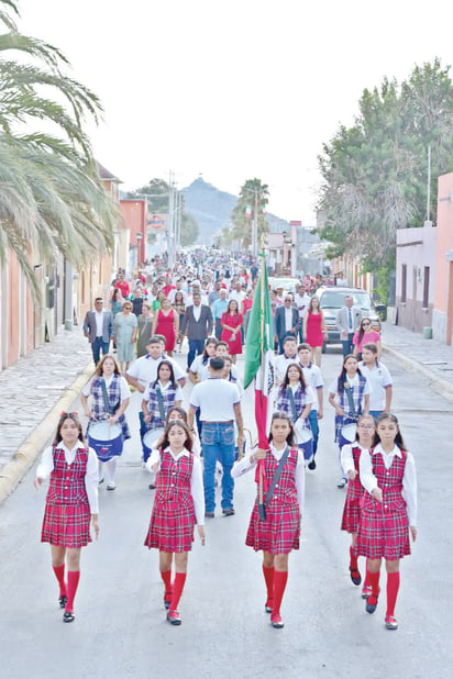 Alcalde encabeza el patriótico desfile del 16 de septiembre