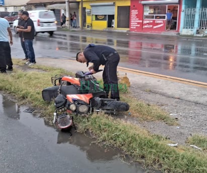 Ruletero hace que azote conductor de una moto