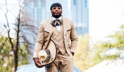 ¡Henry hermano ya eres mexicano! El jugador de la NFL llegó al Nissan Stadium vestido de Charro