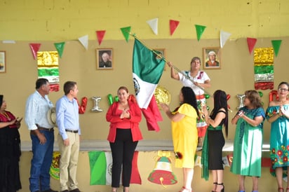 Preside alcalde Hugo Lozano grito de independencia con alumnos de ejidos 