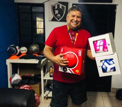 Eagle Pass dona material deportivo a equipo Cuervos JR