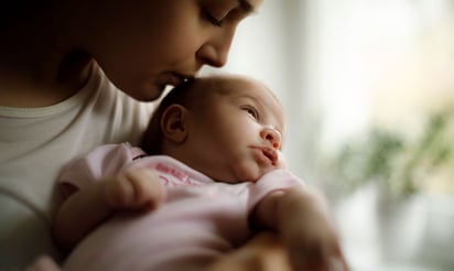 El tratamiento de la depresión posparto puede beneficiar a la madre y al niño a largo plazo