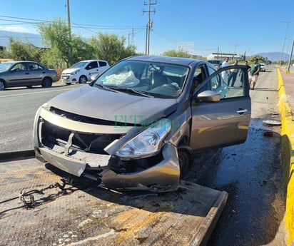 Auto choca contra tráiler en la carretera Monclova-Sabinas