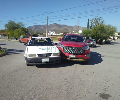 Conductor no realiza alto y choca contra taxi en la Obrera Sur Tercer Sector