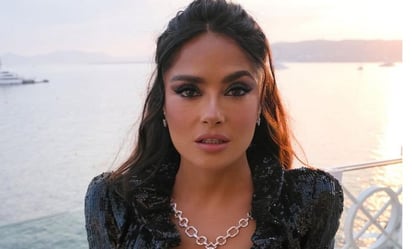 Desde el medio del mar, Salma Hayek presume el vestido playero más favorecedor del verano