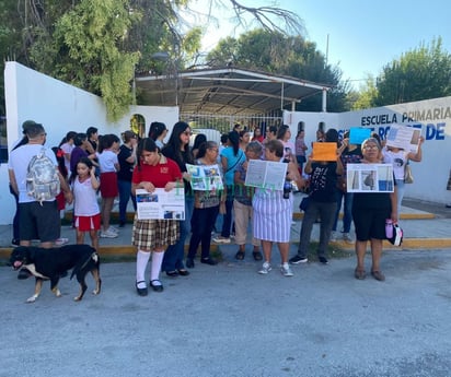 Padres cierran escuela Suzanne por salones a punto de derrumbarse 