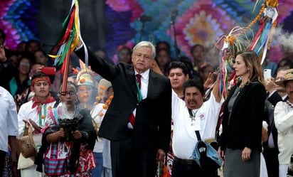 'Es una ofensa': AMLO recibe reclamo de representante de pueblos por entrega de bastón de mando a Sheinbaum