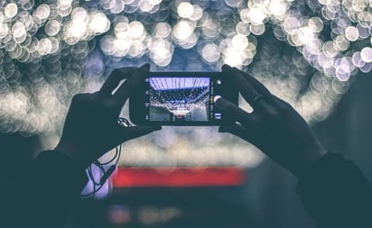 Uso de celular y computadoras acelera el envejecimiento