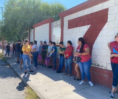 Madres hacen plantón afuera de la secundaria 76 por falta de energía 