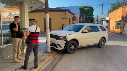 Escoltas de abogada chocan contra poste