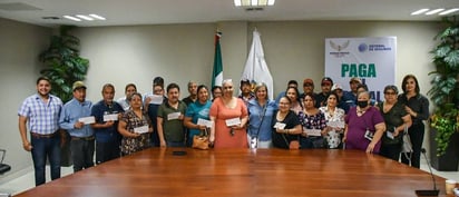 Municipio entrega cheques a afectados por seguro de desastres naturales