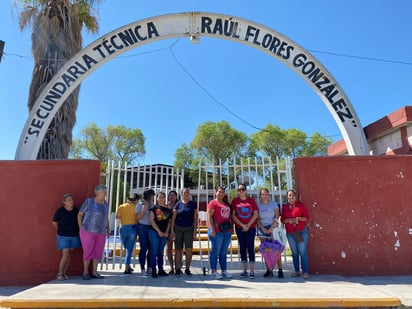 Madres protestan afuera de la Secundaria 76 por falta de energía