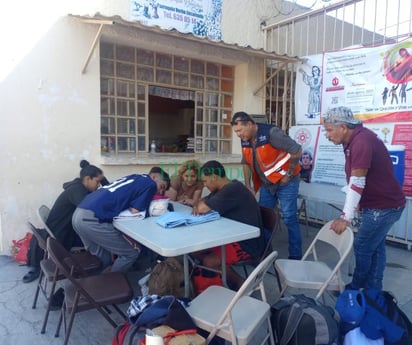 Migrantes pasaron la noche en el monte donde iglesia les llevó alimentos