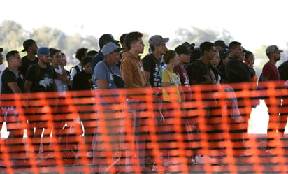 Declaran emergencia por ola de migrantes sin precedentes en Eagle Pass, Texas; cierran puente internacional