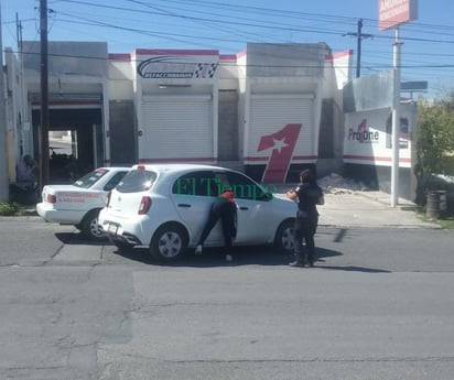 Dama ignora alto y choca contra taxi en la Guadalupe