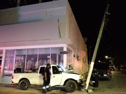 Hombre se impacta contra poste y contra el negocio 'La Tijera'