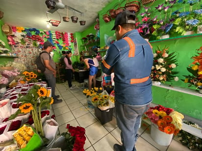 Monclovenses adoptan tradición; regalan flores amarillas a sus amadas 