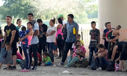 Gobernador de Texas despliega más autobuses para enviar migrantes a ciudades “santuario”