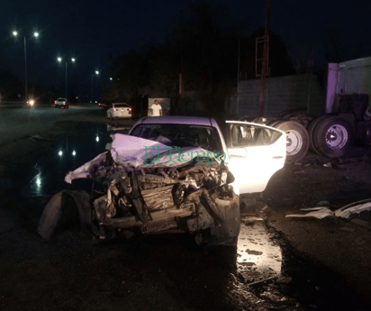 Tráiler embiste y destroza auto en el bulevar Pape 