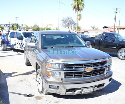 Camioneta se estrella contra camellón del puente del IMSS