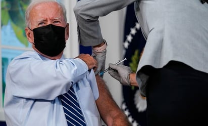 Biden recibe vacuna actualizada contra Covid-19 y otra contra la gripe