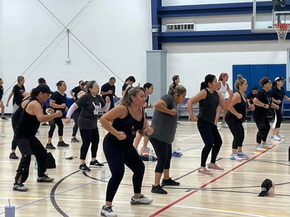 Se activan físicamente en Eagle Pass con clase de zumba 