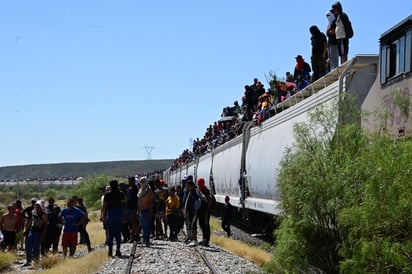 Migrantes se niegan a viajar en cajas de tráilers 