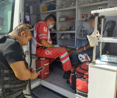 Paramédicos de Cruz Roja rescatan a mujer que deambulaba en la carretera 30