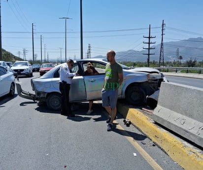 Vocho varado origina carambola en Puente de AHMSA 