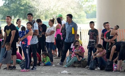 Texas envía autobuses y manda a migrantes a ciudades 'santuarios' 