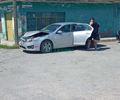 Conductor irresponsable ignora alto y choca en la Colonia San Francisco