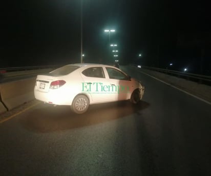 Auto queda ensartado en las 'ballenas' de concreto de un puente