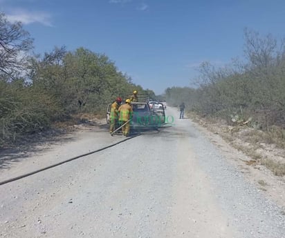 Arde camioneta en una brecha de Castaños