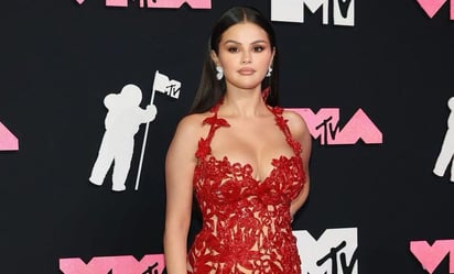 Selena Gomez triunfa en París con vestido animal print