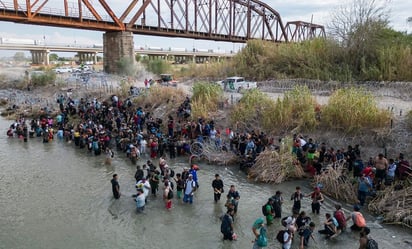 VIDEO Con cobijas, migrantes libran el último obstáculo hacia EU: la alambrada de púas