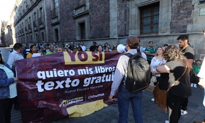 Padres y madres de familia exigen a la Corte autorizar la distribución de libros gratuitos de la SEP en Chihuahua