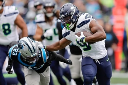 Kenneth Walker III lidera a los Seahawks en la victoria contra Carolina