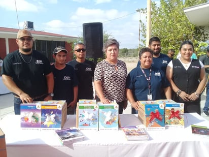 Entregan en Piedras Negras los libros Coahuila Educa 