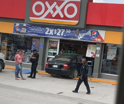 Conductora confunde pedales y termina dentro de Oxxo de Frontera 