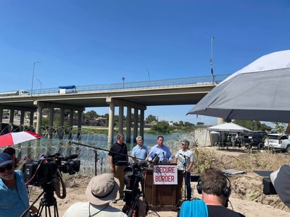 Un grupo de congresistas de Texas visitan la ciudad de Eagle Pass para conocer la situación migratoria